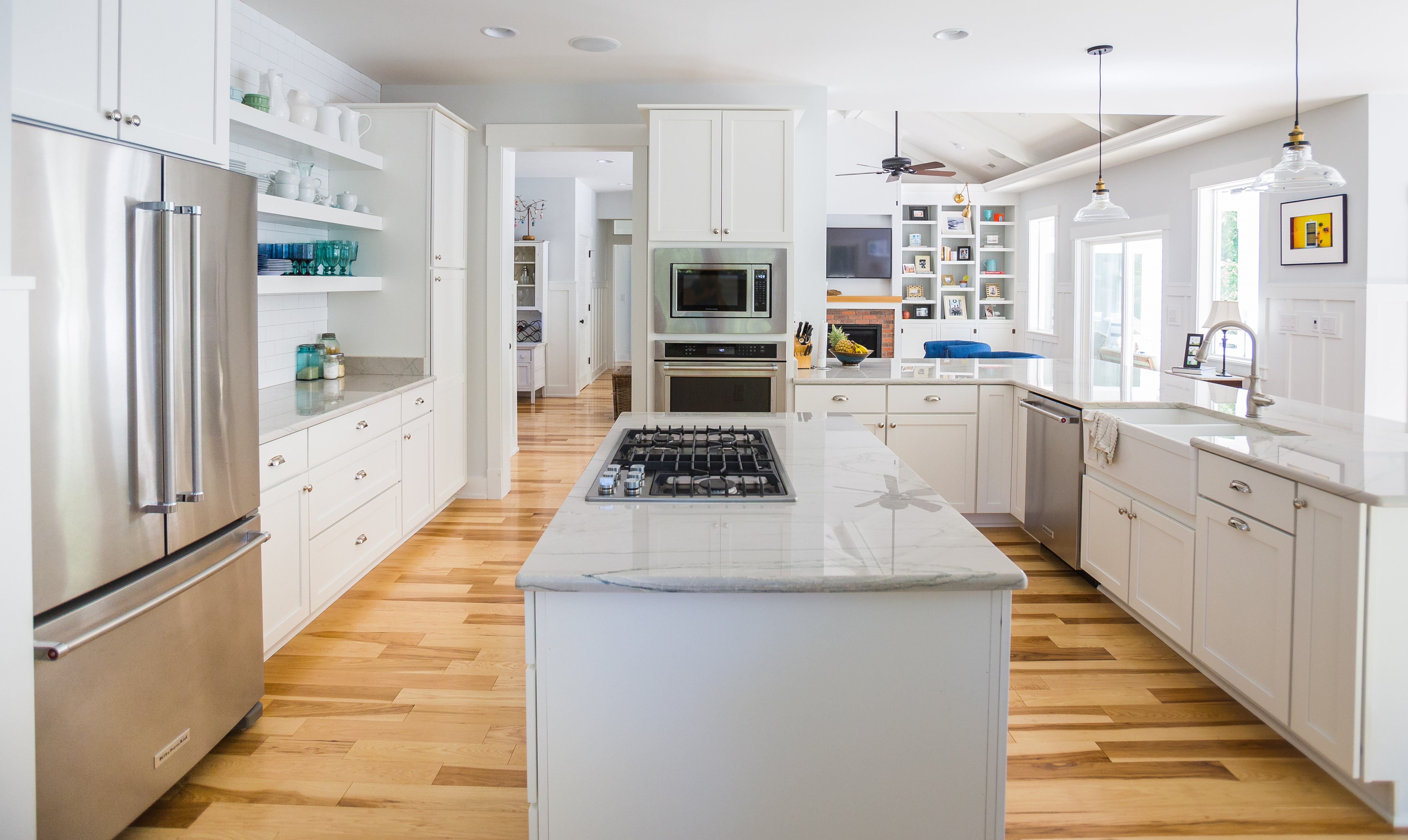 A beautiful kitchen by Dream Builders Construction and Development 