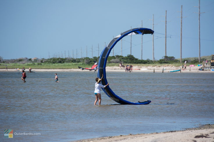 Setting up a kiteboard in Haulover