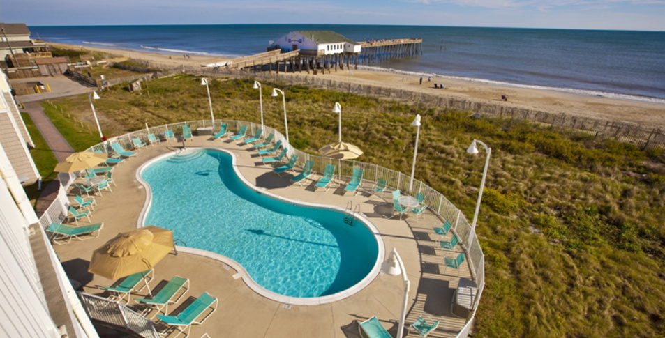 Hilton Garden Inn pool by the beach