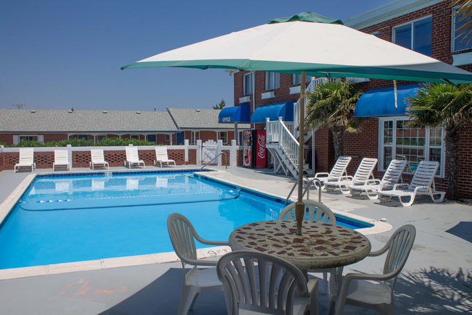 Colonial Inn pool