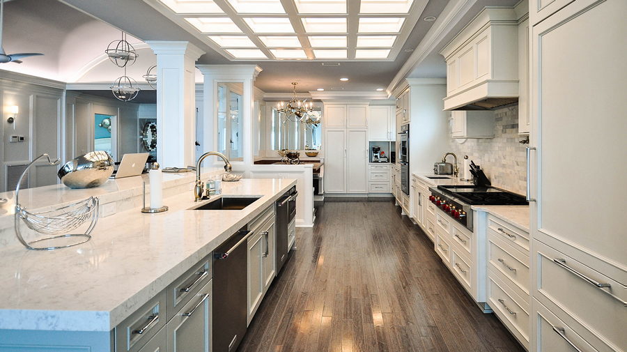 SAGA Realty & Construction, Inc. Large beautiful kitchen