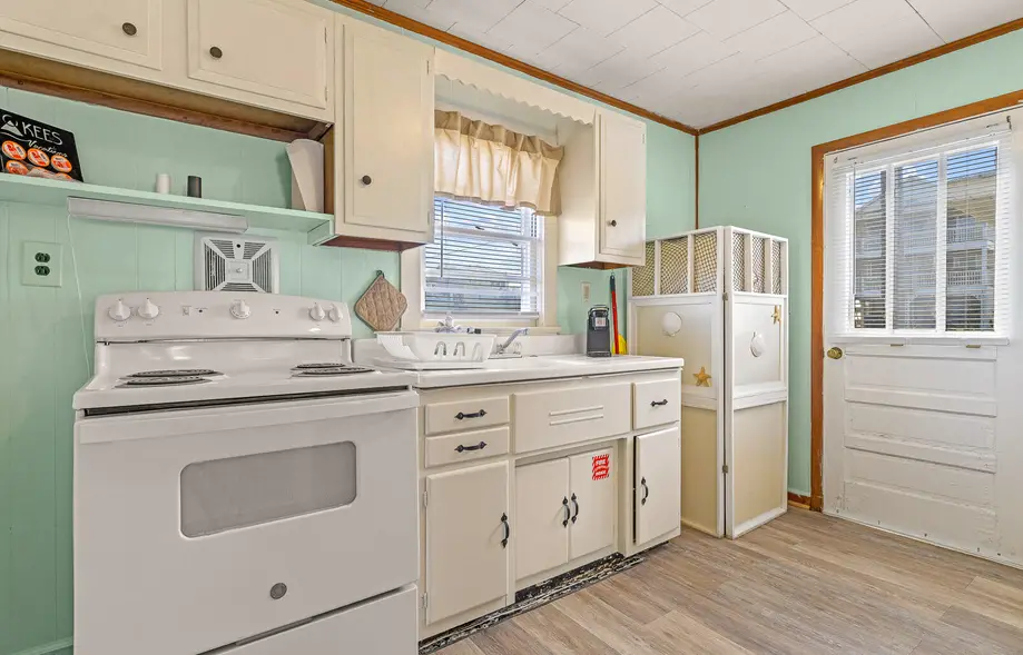OC2 The Mariner's Cottage Oceanside Court