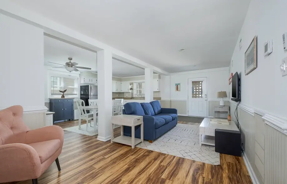 5212B - John and June's Place