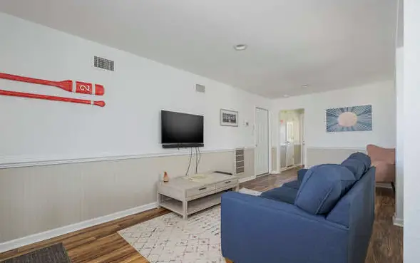 5212B - John and June's Place