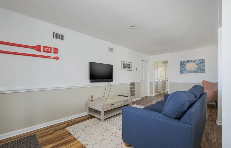 5212B - John and June's Place