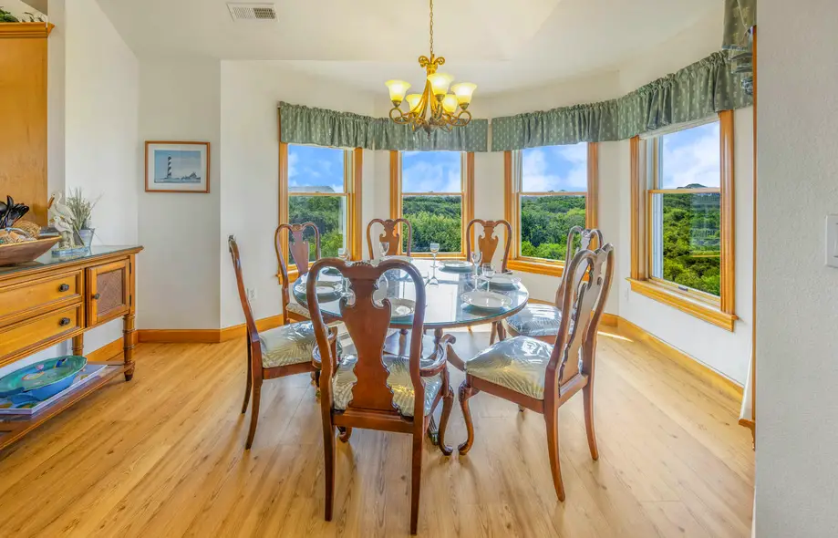 Parrot Pointe