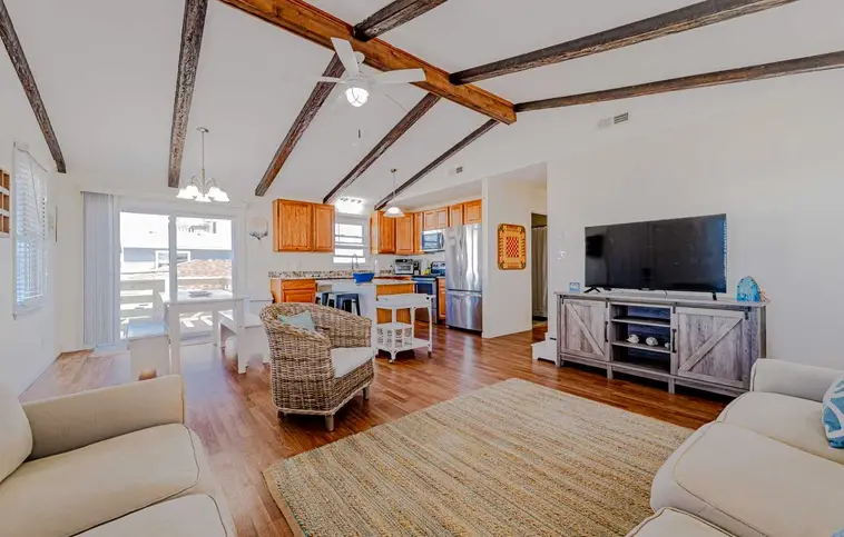 463 | CJ's Surf Shack