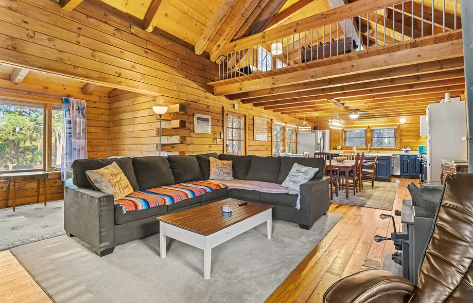 K8043 Log Inn 4 Bedroom Home in North Ridge
