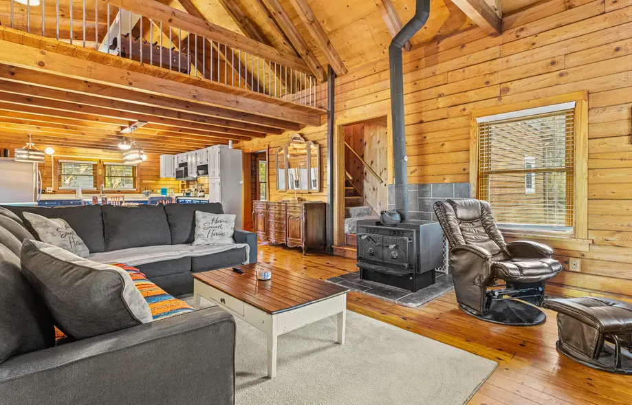 K8043 Log Inn 4 Bedroom Home in North Ridge