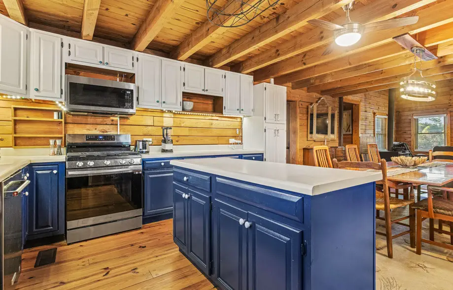 K8043 Log Inn 4 Bedroom Home in North Ridge